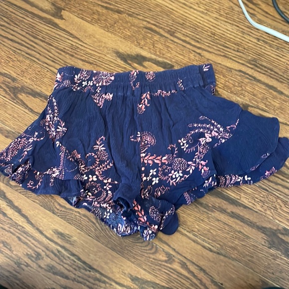 Sun & Shadow from Nordsrom Floral Frilly Shorts - Picture 2 of 3